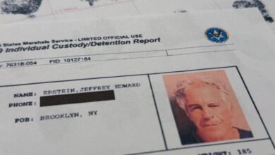 Ο-Τζέφρι-Επστάιν-και-ο-Στιβ-Μπάνον-έστηναν-συνωμοσία-για-να-ρίξουν-τον-πάπα-Φραγκίσκο