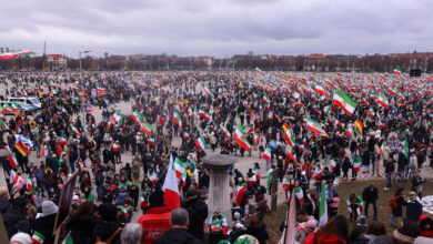 Μόναχο:-Χιλιάδες-άνθρωποι-βγήκαν-στους-δρόμους,-ύψωσαν-ιρανικές-σημαίες-και-διαδήλωσαν-κατά-των-αρχών-του-Ιράν