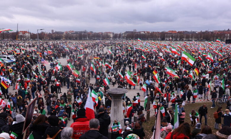 Μόναχο:-Χιλιάδες-άνθρωποι-βγήκαν-στους-δρόμους,-ύψωσαν-ιρανικές-σημαίες-και-διαδήλωσαν-κατά-των-αρχών-του-Ιράν