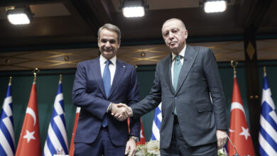 Στο-δείπνο-το-τετ-α-τετ-Μητσοτάκη-–-Ερντογάν,-υπό-τους-ήχους-του-«Τέλι,-τέλι,-τέλι»-του-Μάνου-Λοΐζου