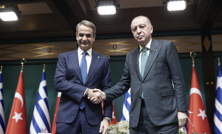 Στο-δείπνο-το-τετ-α-τετ-Μητσοτάκη-–-Ερντογάν,-υπό-τους-ήχους-του-«Τέλι,-τέλι,-τέλι»-του-Μάνου-Λοΐζου