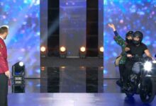 j2us:-Η-Βίκυ-Σταυροπούλου-και-ο-Αλέξης-Γεωργούλης-αναβίωσαν-σκηνή-από-την-σειρά-«Είσαι-το-ταίρι-μου»