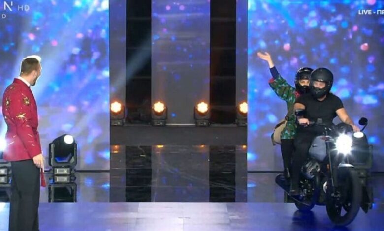 j2us:-Η-Βίκυ-Σταυροπούλου-και-ο-Αλέξης-Γεωργούλης-αναβίωσαν-σκηνή-από-την-σειρά-«Είσαι-το-ταίρι-μου»