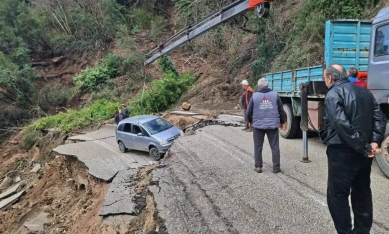 Τζουμέρκα:-Καθίζηση-60-μέτρων-σε-επαρχιακό-δρόμο-–-Υποχώρησε-και-αυτοκίνητο,-από-θαύμα-δεν-τραυματίστηκαν-οι-επιβάτες