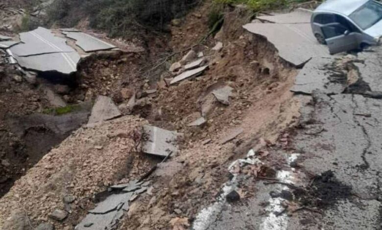 Καθίζηση-70-μέτρων-σε-δρόμο-στα-Τζουμέρκα-–-Έπεσε-ΙΧ-στο-οδόστρωμα