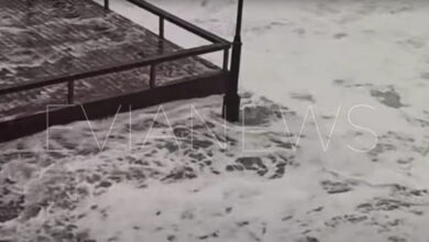 Κακοκαιρία-στην-Εύβοια:-Τα-κύματα-βγήκαν-στη-στεριά,-έσπασαν-τζάμια-και-πλημμύρισαν-καταστήματα