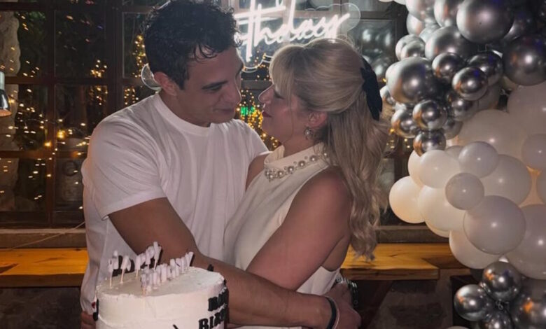 Δήμος-Αναστασιάδης:-Πάρτι-–-έκπληξη-για-τα-γενέθλιά-του-–-Οι-πόζες-στην-αγκαλιά-της-Τζένης-Θεωνά