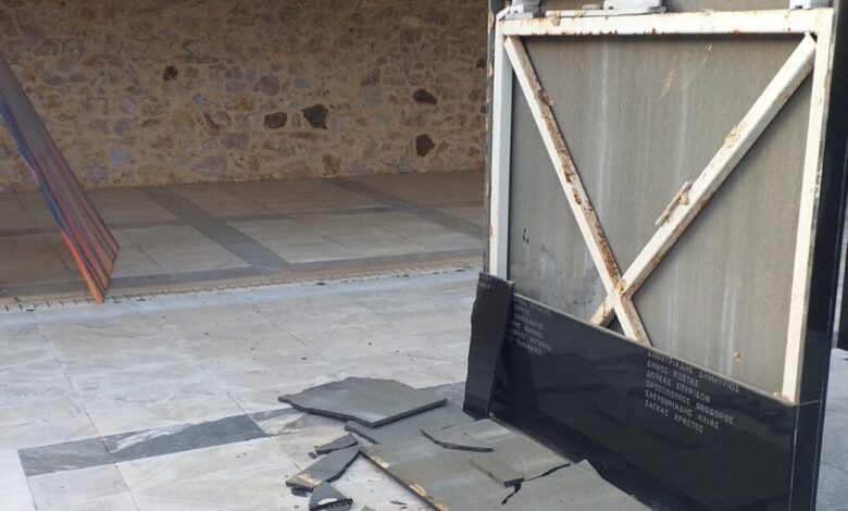 Καισαριανή:-Βανδάλισαν-το-μνημείο-των-200-εκτελεσθέντων-μετά-την-αποκάλυψη-των-ιστορικών-φωτογραφιών-–-«Η-ιστορική-μνήμη-δε-σβήνει»