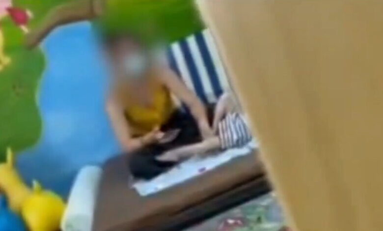 Χαλκίδα:-Φυσικοθεραπεύτρια-κακοποίησε-αγοράκι-με-εγκεφαλική-παράλυση-–-Το-αδιανόητο-βίντεο-στο-οποίο-χτυπάει-το-παιδί