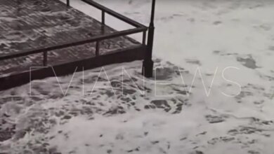 Κακοκαιρία-στην-Εύβοια:-Τα-κύματα-βγήκαν-στη-στεριά,-έσπασαν-τζάμια-και-πλημμύρισαν-καταστήματα