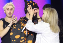 akylas:-Τα-δάκρυα-χαράς-και-η-αγκαλιά-με-τη-μητέρα-του-μετά-τη-νίκη-του-στον-ελληνικό-τελικό-για-τη-eurovision