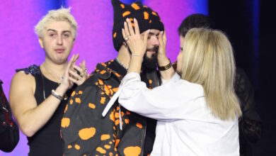 akylas:-Τα-δάκρυα-χαράς-και-η-αγκαλιά-με-τη-μητέρα-του-μετά-τη-νίκη-του-στον-ελληνικό-τελικό-για-τη-eurovision