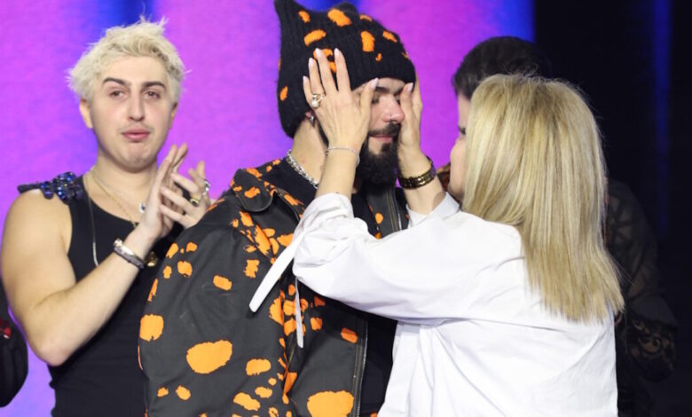 akylas:-Τα-δάκρυα-χαράς-και-η-αγκαλιά-με-τη-μητέρα-του-μετά-τη-νίκη-του-στον-ελληνικό-τελικό-για-τη-eurovision