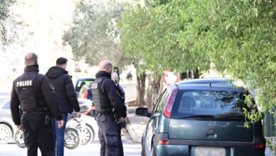 Ένοπλη-ληστεία-στον-Σκλαβενίτη-στην-Θηβών:-Κουκουλοφόρος-απείλησε-με-όπλο-υπάλληλο-και-άρπαξε-τις-εισπράξεις