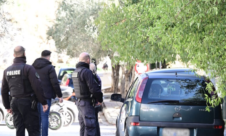 Ένοπλη-ληστεία-στον-Σκλαβενίτη-στην-Θηβών:-Κουκουλοφόρος-απείλησε-με-όπλο-υπάλληλο-και-άρπαξε-τις-εισπράξεις