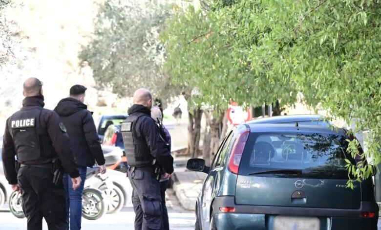 Ένοπλη-ληστεία-στον-Σκλαβενίτη-στην-Θηβών:-Κουκουλοφόρος-απείλησε-με-όπλο-υπάλληλο-και-άρπαξε-τις-εισπράξεις