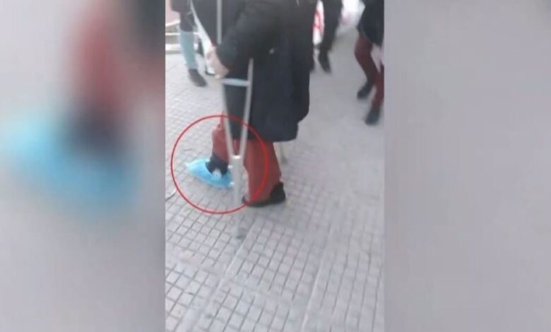 Νηπιαγωγός-μηνύει-το-δημόσιο:-Την-υποχρέωσαν-να-γυρίσει-στο-σχολείο-με-σπασμένο-πόδι-μετά-από-ατύχημα-που-είχε-εν-ώρα-εργασίας