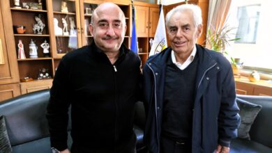 Ο-δήμαρχος-συναντήθηκε-με-τον-γιατρό-Παπαστεριάδη,-δωρητή-της-ομώνυμης-αίθουσας