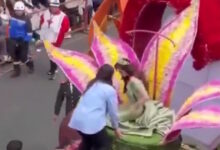 Εκουαδόρ:-Η-Μις-Υφήλιος-κατέρρευσε-την-στιγμή-που-βρισκόταν-πάω-σε-άρμα-σε-φεστιβάλ