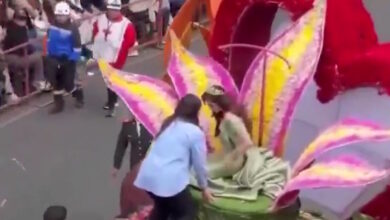 Εκουαδόρ:-Η-Μις-Υφήλιος-κατέρρευσε-την-στιγμή-που-βρισκόταν-πάω-σε-άρμα-σε-φεστιβάλ