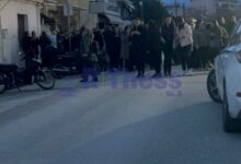 Εργαζόμενοι-της-“Βιολάντα”-στο-πλευρό-του-ιδιοκτήτη-έξω-από-την-Αστυνομία