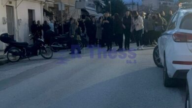 Εργαζόμενοι-της-“Βιολάντα”-στο-πλευρό-του-ιδιοκτήτη-έξω-από-την-Αστυνομία