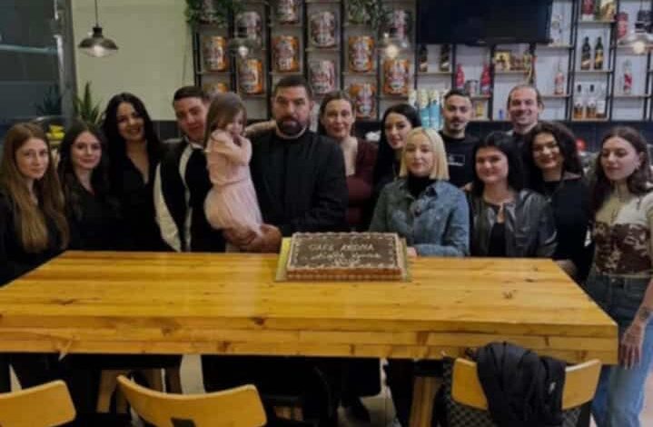 Έκοψε-την-πίτα-του-το-aroma-cafe