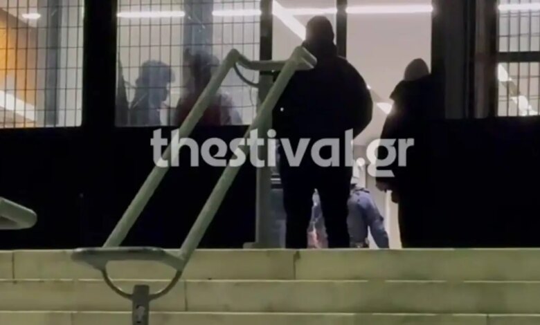 ΑΠΘ:-Πάνω-από-40-προσαγωγές-σε-νέα-επέμβαση-της-αστυνομίας-–-Βίντεο