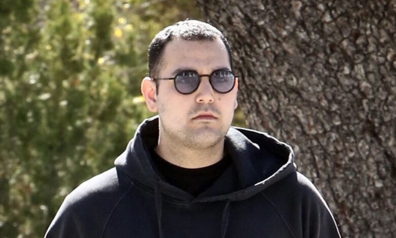 Χρίστος-Κούγιας:-«Υπάρχει-πρόβλημα-με-την-ακτινοβολία»-λέει-για-τις-κολώνες-της-ΔΕΗ-στη-Μύκονο,-κοντά-στο-σπίτι-του