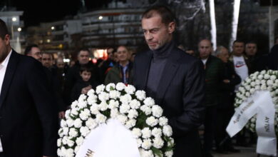 ΠΑΟΚ:-Ο-Τσέφεριν-άφησε-λουλούδια-έξω-από-την-Τούμπα-στη-μνήμη-των-αδικοχαμένων-οπαδών-του-Δικεφάλου