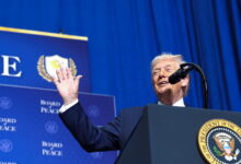 Τα-παραλειπόμενα-του-Συμβουλίου-Ειρήνης-για-τη-Γάζα:-Τα-«αστειάκια»-του-Τραμπ-σε-ηγέτες-και-τα-«παιχνίδια»-του-Ινφαντίνο