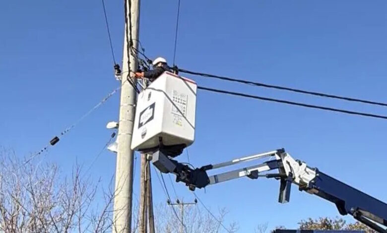 Ασπρόπυργος:-Ντου-της-αστυνομίας-για-ρευματοκλοπές,-ξηλώθηκαν-καλώδια-400-μέτρων