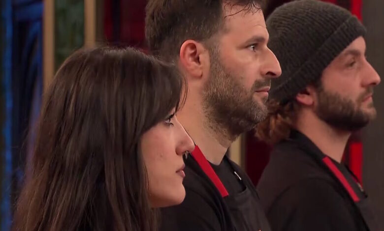 masterchef:-Ο-«Κόκκινος»-που-αποχώρησε-–-Γιώργος,-Μενεξιά-και-Γιώργος-Πασαδάκης-στον-τάκο
