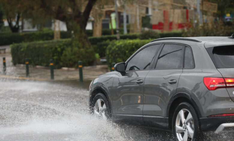 Η-κακοκαιρία-«δοκιμάζει»-με-καταιγίδες-και-χαλάζι-την-Αττική-από-το-απόγευμα:-Δείτε-live-την-εξέλιξη-της-πορείας-της