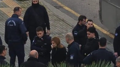 Η-Ρούλα-Πισπιρίγκου-με-μπαστούνι-στο-Εφετείο-στη-δίκη-για-τους-θανάτους-της-Ίριδας-και-της-Μαλένας