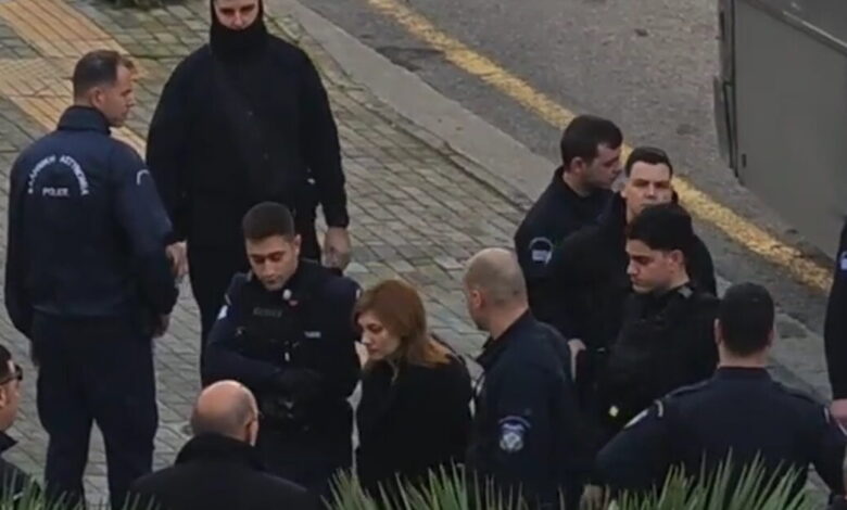 Η-Ρούλα-Πισπιρίγκου-με-μπαστούνι-στο-Εφετείο-στη-δίκη-για-τους-θανάτους-της-Ίριδας-και-της-Μαλένας