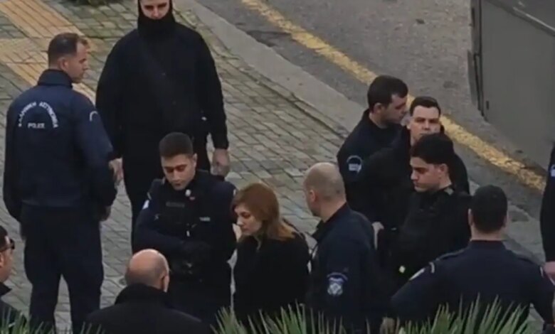 Η-Ρούλα-Πισπιρίγκου-έφτασε-υποβασταζόμενη-στο-Εφετείο-στη-δίκη-για-το-θάνατο-της-Ίριδας-και-της-Μαλένας