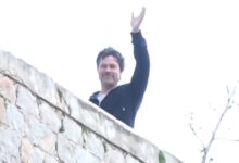 Μπραντ-Πιτ:-Η-στιγμή-που-χαιρετά-τις-τηλεοπτικές-κάμερες-στην-Ύδρα-–-Νέο-βίντεο-με-τον-διάσημο-ηθοποιό