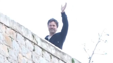 Μπραντ-Πιτ:-Η-στιγμή-που-χαιρετά-τις-τηλεοπτικές-κάμερες-στην-Ύδρα-–-Νέο-βίντεο-με-τον-διάσημο-ηθοποιό