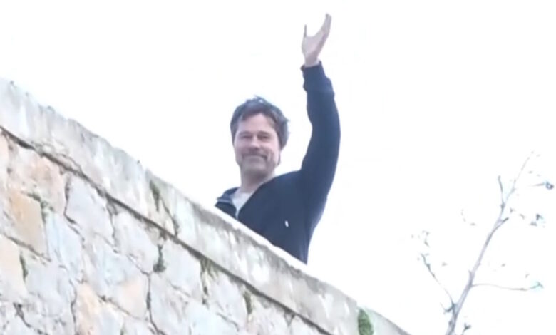 Μπραντ-Πιτ:-Η-στιγμή-που-χαιρετά-τις-τηλεοπτικές-κάμερες-στην-Ύδρα-–-Νέο-βίντεο-με-τον-διάσημο-ηθοποιό