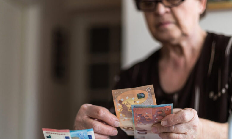 Συντάξεις-Μαρτίου-2026:-Πότε-θα-φανούν-τα-χρήματα-στους-λογαριασμούς-και-πότε-θα-είναι-διαθέσιμα-στα-ΑΤΜ