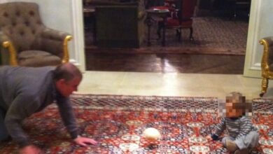 Σοκάρει-η-φωτογραφία-του-Άντριου-να-παίζει-με-μωρό-και-μπάλα-σε-σχήμα-στήθους