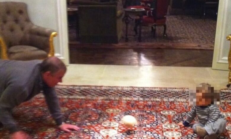 Σοκάρει-η-φωτογραφία-του-Άντριου-να-παίζει-με-μωρό-και-μπάλα-σε-σχήμα-στήθους