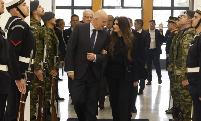 Αγκαζέ-Δένδιας-και-Γκιλφόιλ-στο-Πεντάγωνο:-Υποδοχή-με-λουλούδια-στην-πρέσβη,-επαφές-με-αντιπροσωπεία-του-Κογκρέσου