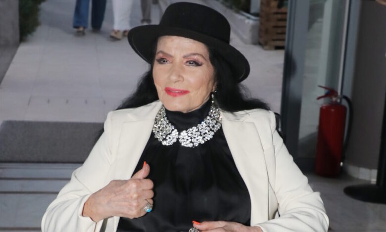 Ζωζώ-Σαπουντζάκη:-«Είμαι-καλά,-είμαι-στο-σπίτι-μου,-μην-πιστεύετε-αυτά-που-διαβάζετε»