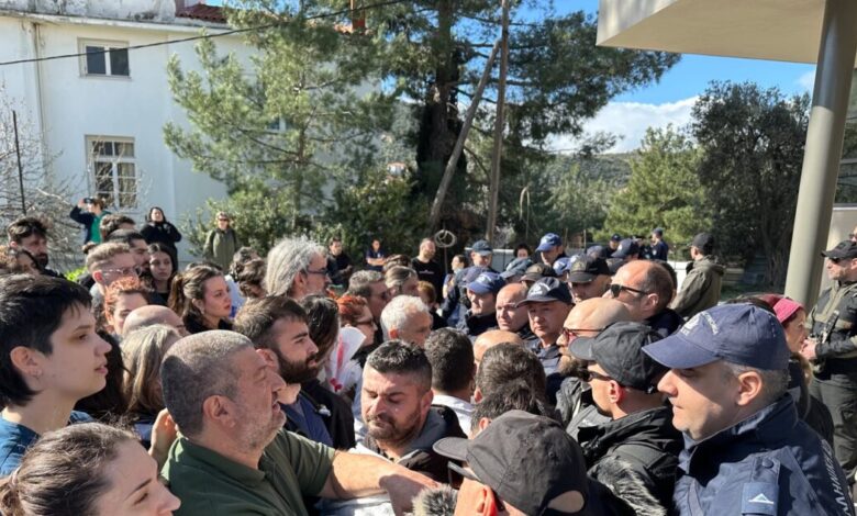 Άδωνις-Γεωργιάδης:-Ένταση-κατά-την-επίσκεψη-του-υπουργού-Υγείας-στο-νοσοκομείο-Μυτιλήνης-–-Διαμαρτυρίες-για-ελλείψεις-από-τους-εργαζόμενους