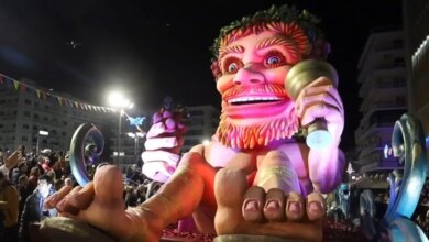 Πατρινό-Καρναβάλι-2026:-Φαντασμαγορική-πρεμιέρα-με-τη-νυχτερινή-παρέλαση-των-αρμάτων
