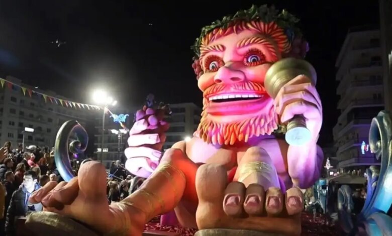 Πατρινό-Καρναβάλι-2026:-Φαντασμαγορική-πρεμιέρα-με-τη-νυχτερινή-παρέλαση-των-αρμάτων
