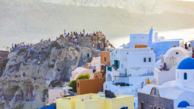 Ρεκόρ-τουριστικών-εσόδων-το-2025,-πάνω-από-23-δισ-ευρώ-–-Μειώθηκε-κατά-2,8-δισ.-ευρώ-το-έλλειμμα-του-ισοζυγίου-τρεχουσών-συναλλαγών