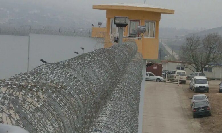 Φυλακές-Δομοκού:-Το-«τυφλό-σημείο»-της-δολοφονίας-του-ισοβίτη,-τα-κενά-και-οι-αντιφάσεις-πίσω-από-τις-καταθέσεις-του-ισοβίτη-και-του-αρχιφύλακα